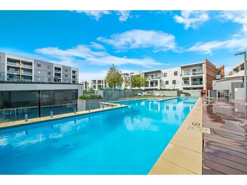 CLOSE TO SHOPPING CENTRES, PUBLIC TRANSPORT & CAFES!