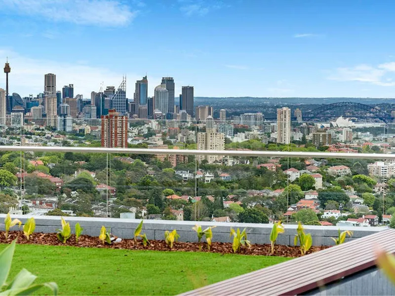 LUX APARTMENT + ENCLOSED BALCONY/SUNROOM + ROOFTOP HARBOUR GARDEN + BBQ + STORAGE CAGE + BICYCLE ROOM