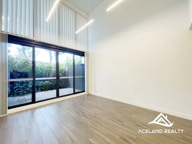 Split Level 1 Bedroom With Courtyard