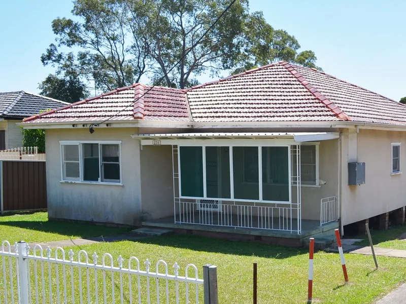 EVERYTHING YOU NEED IN A HALF HOUSE!