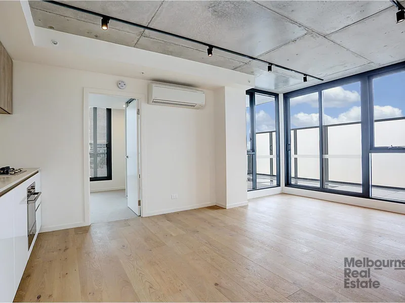 HUGE Balcony, Hip Location