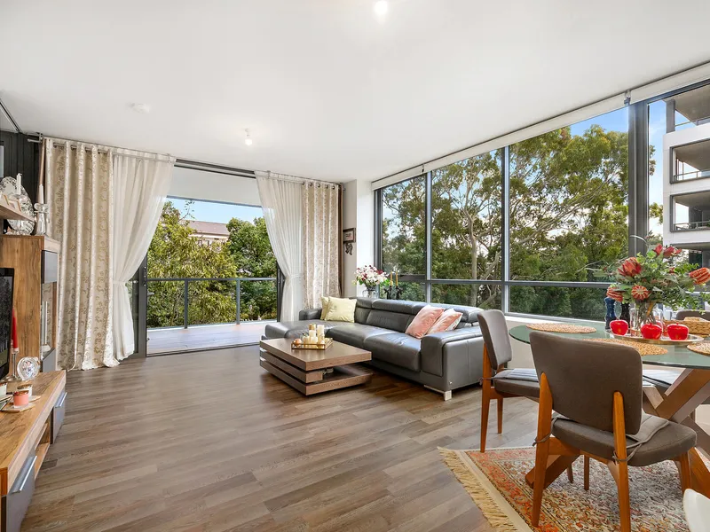 Impressive apartment with private treescape views
