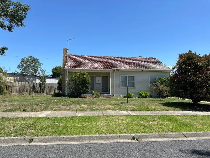 Charming, Quiet Location & Walk to the Shops!