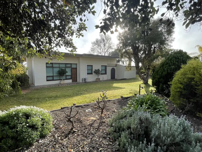 Garden Lovers Delight- 3 Bedroom Home