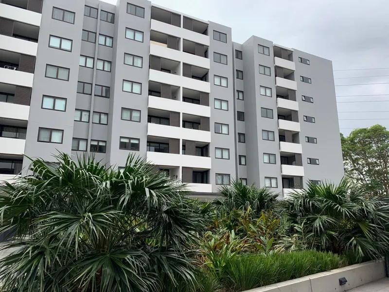North face 1 bedroom apartment only 450m to train station