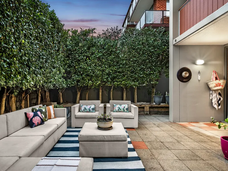 Stylish North Facing Garden Apartment With A House-Like Feel 