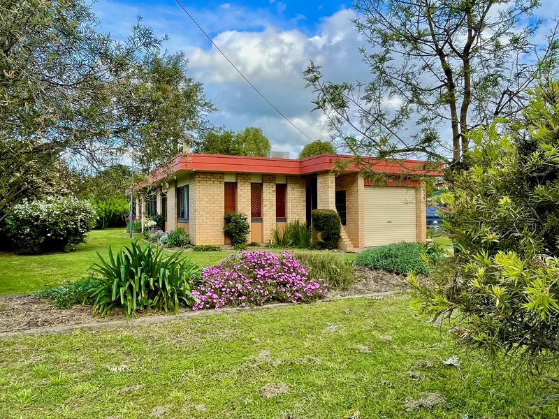 Solid and Tidy Brick home - walking distance to Allora's Main Street!
