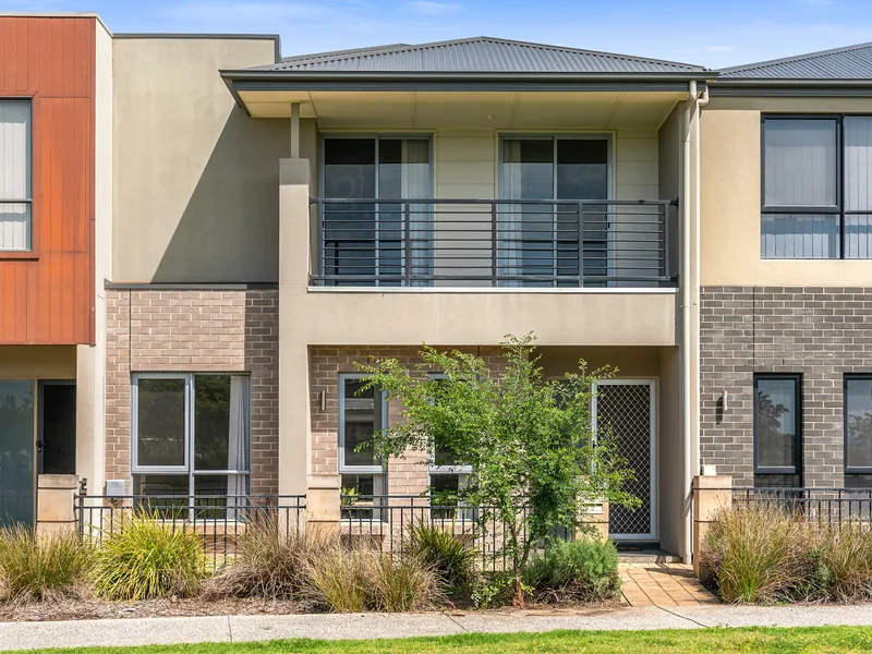 Supremely functional townhouse with an eye on summer and a sweet outlook…