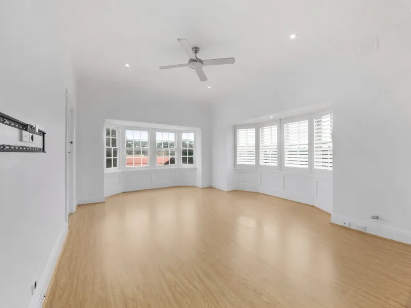 Stylish Art Deco Abode, Magnificent Views