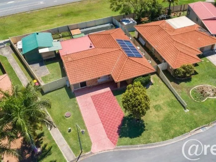 GORGEOUS FAMILY ENTERTAINER AWAITS.