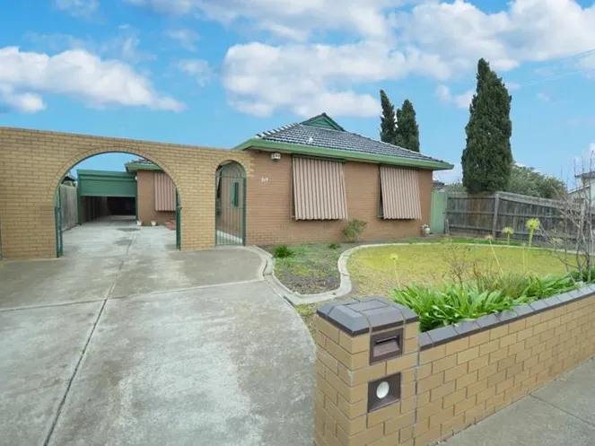 PERFECT FAMILY HOME IN SUNSHINE WEST