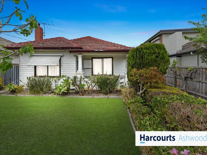 3-bedroom house with 4th bedroom/study in the heart of Oakleigh