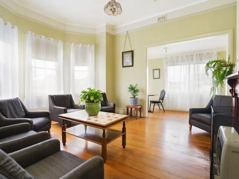 Very large room with private kitchenette - suitable for couple - ALL BILLS INCLUDED.