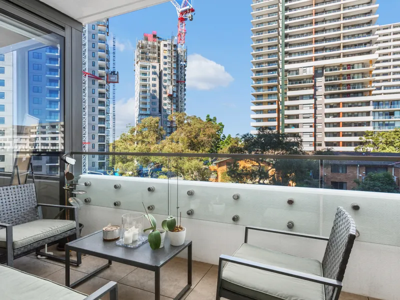 Spacious one bed with extra study Room+ car park- TOGA quality