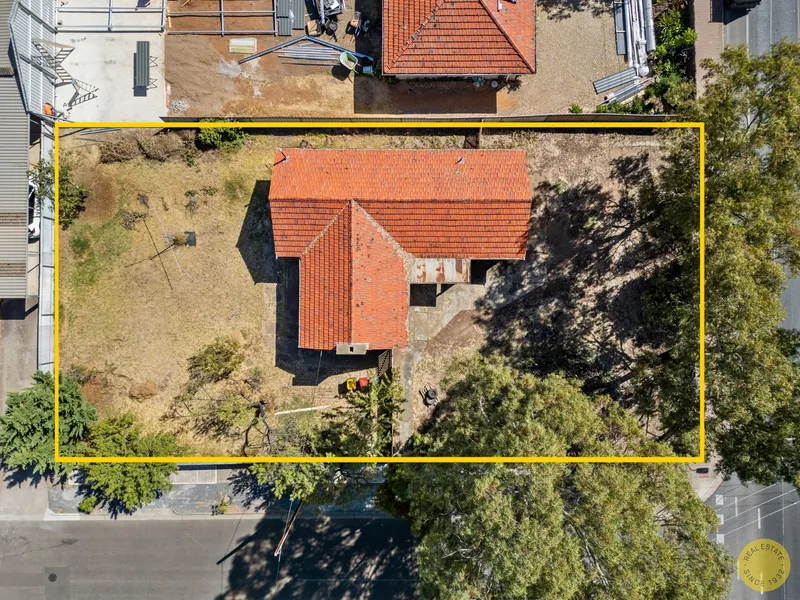 An amazing opportunity, corner allotment 860sm (approx.) A cute near original double brick home.