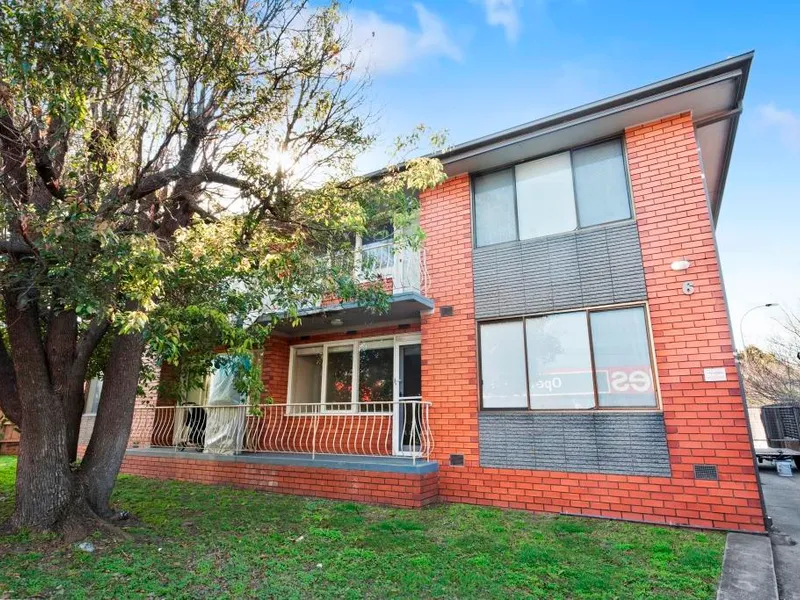 SPACIOUS 2 BEDROOM APARTMENT IN THE HEART OF BENTLEIGH | FLARE REAL ESTATE