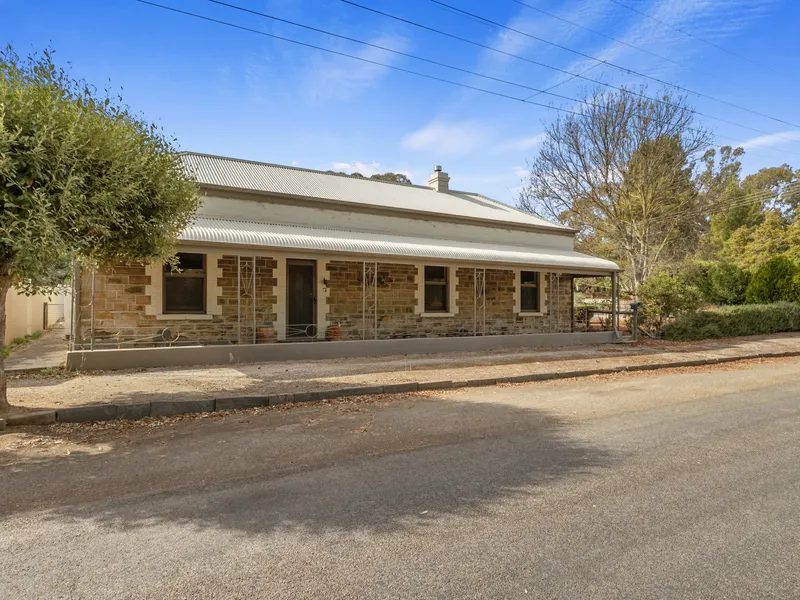 CHARMING BLUESTONE COTTAGE