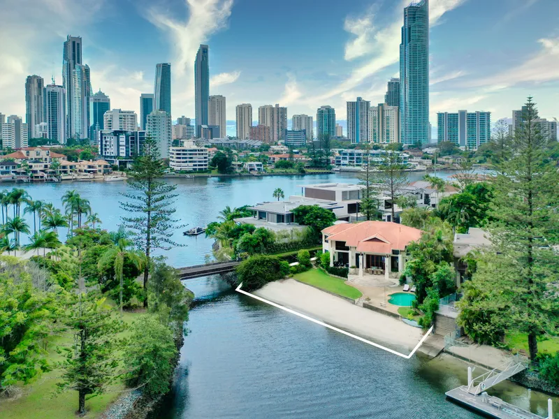 ELEGANT, TRANQUIL AND PRIVATE ON THE EXCLUSIVE ISLE OF CAPRI ENCLAVE.