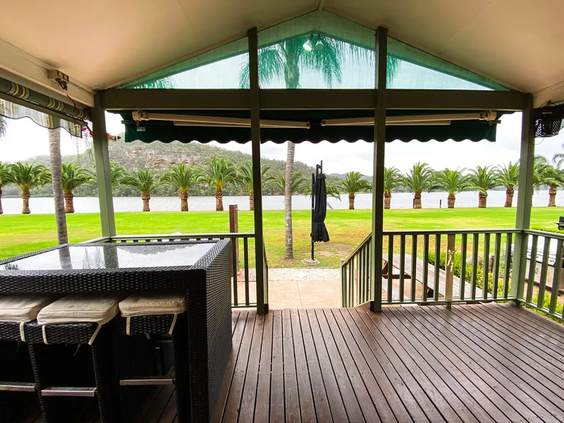 Luxury 3 Bedroom Villa with Absolute Waterfront