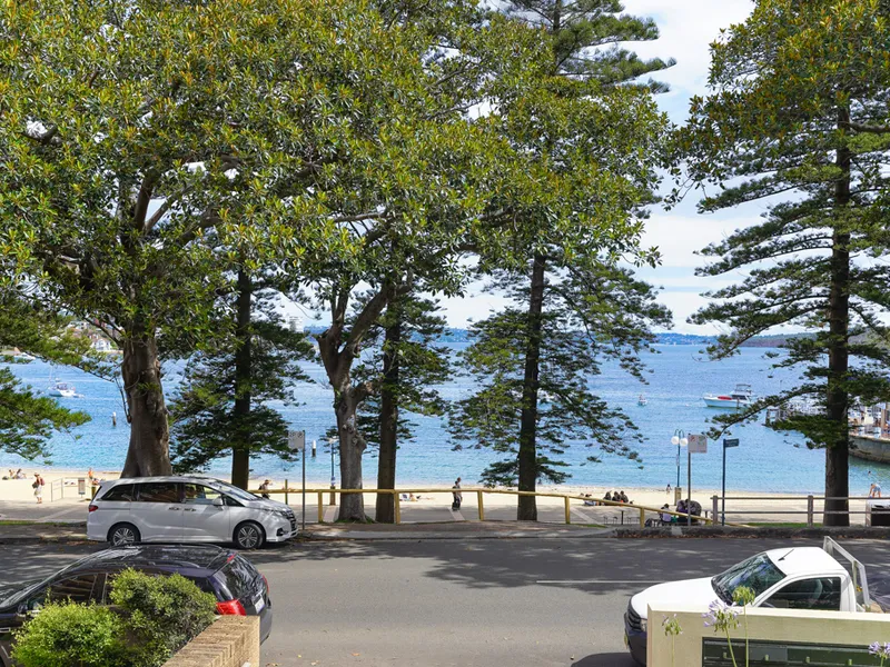 GORGEOUS HARBOUR SIDE STUNNER!