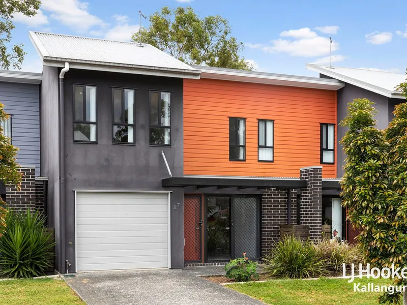 SHORT WALK TO PETRIE UNI AND TRAIN STATION | RESERVE AT REAR
