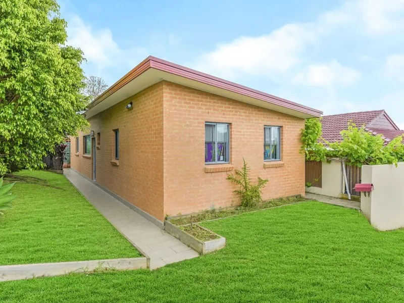 COSY 3 BEDROOM GRANNY-FLAT