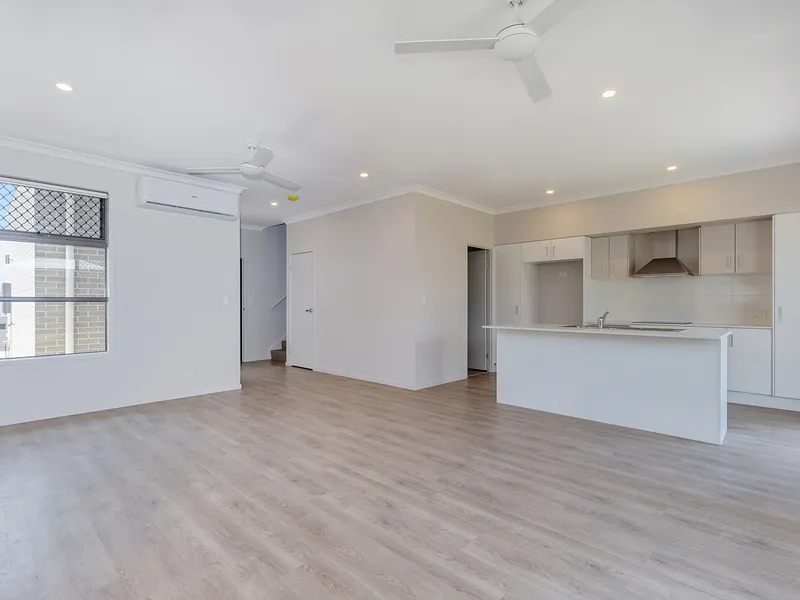 LUXURIOUS & STYLISH 4 BEDROOM HOME WITH PLENTY OF SPACE FOR EVERYONE TO ENJOY!!