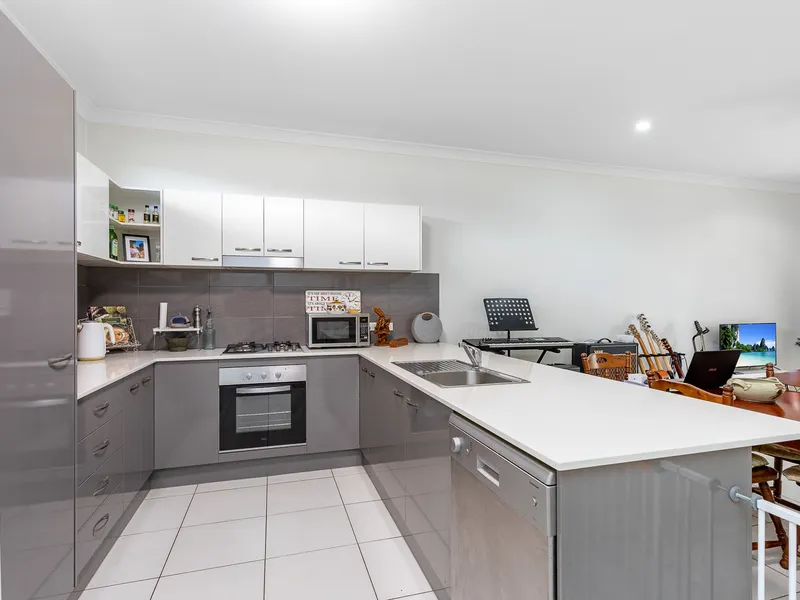 IMMACULATE BAYSIDE TOWNHOUSE