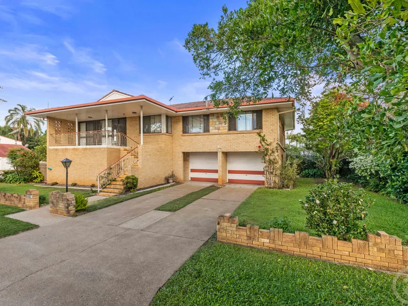 MACGREGOR'S BEST POSITIONED FAMILY HOME!