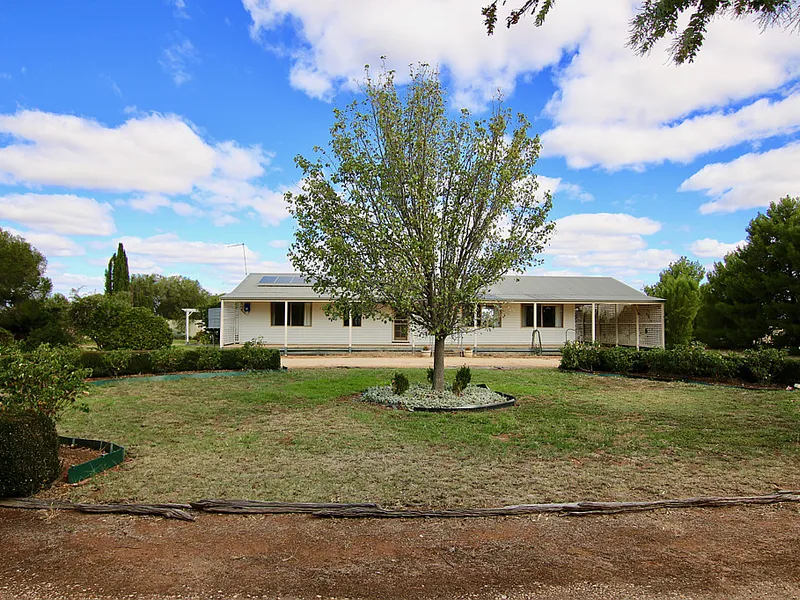 Residence, Acreage, Shedding and Separate Unit! 