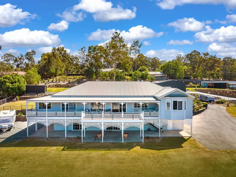 ABUNDANT CHARM, ENDLESS OPTIONS AND STUNNING COASTAL VIEWS