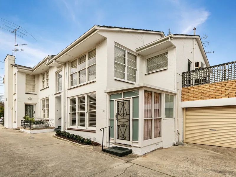 Stylish one bedroom with private courtyard