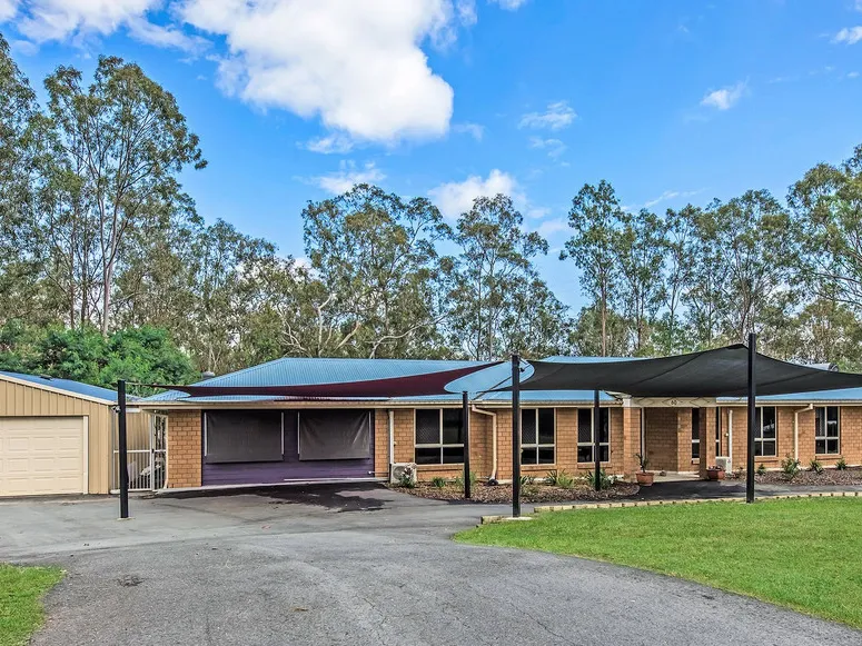 HUGE HOUSE, ACRE BLOCK + SHED & POOL