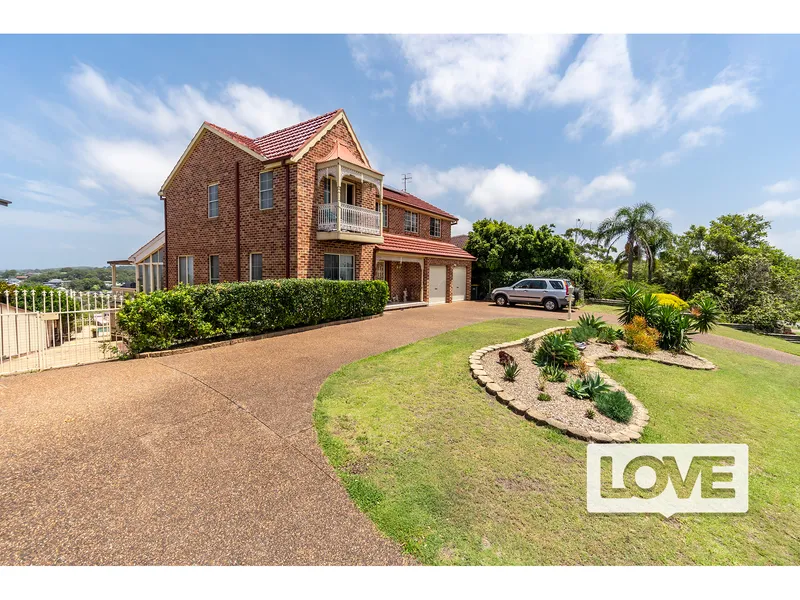 Sweeping Ocean Views from Superb Position