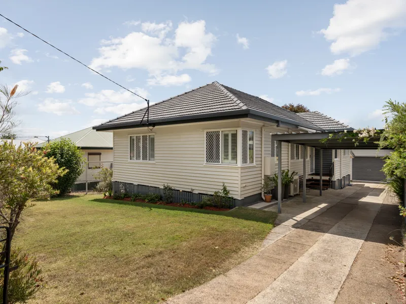 CHARMING POST-WAR HOME WITH NORTH-FACING GARDEN!