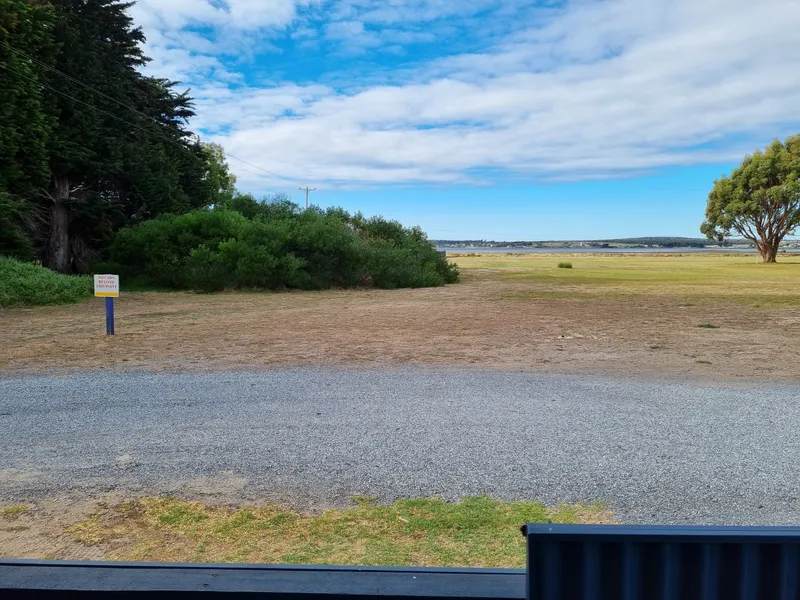 Fully Renovated Caravan Unit with Uninterrupted View Across The Tamar River