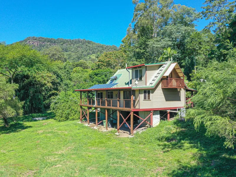 Beautiful Timber Home With Views