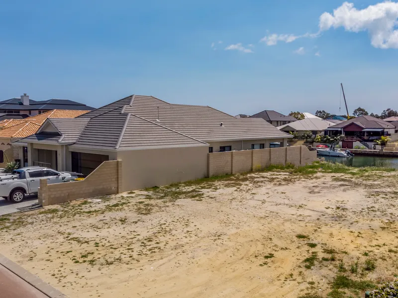 NORTH FACING IN THE LAST OF THE CANALS!