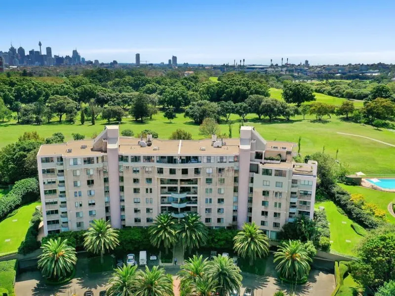 North Facing Apartment With Sweeping Golf Course & City Skyline Views, In Exclusive Raleigh Park Estate