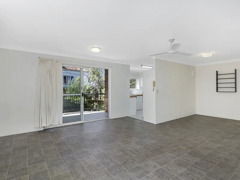 2 bed, 2 car & Pool! Quiet & Relaxing in a Central Location