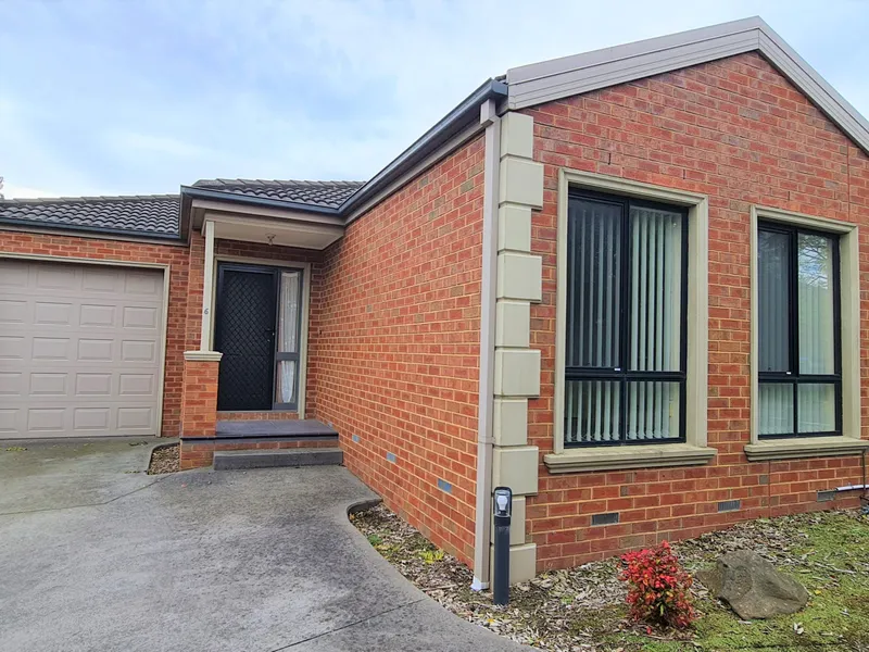 Delightful 3 bedroom, 1 bathroom, 1 car garage, unit