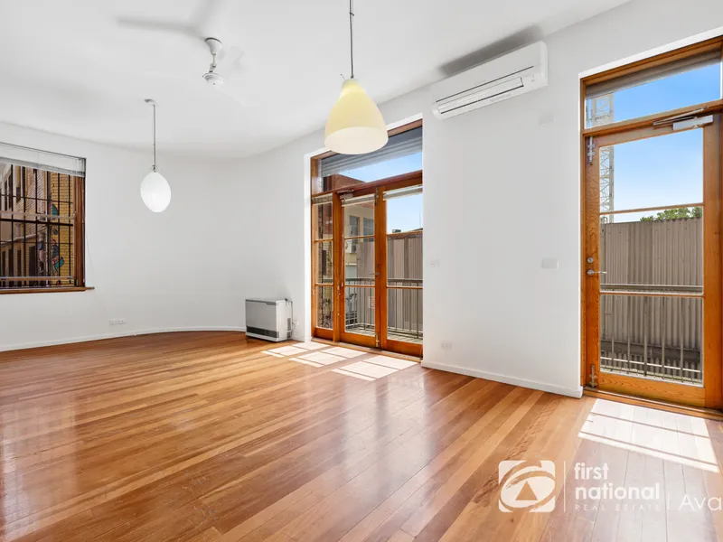 Spacious 2 bedroom apartment near Victoria Market!