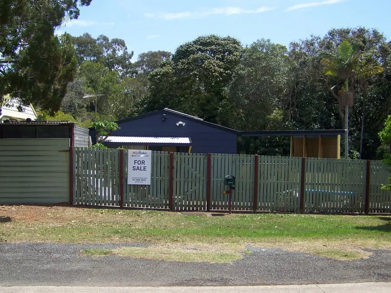 NEAT 2 BEDROOM WITH A LARGE STUDIO