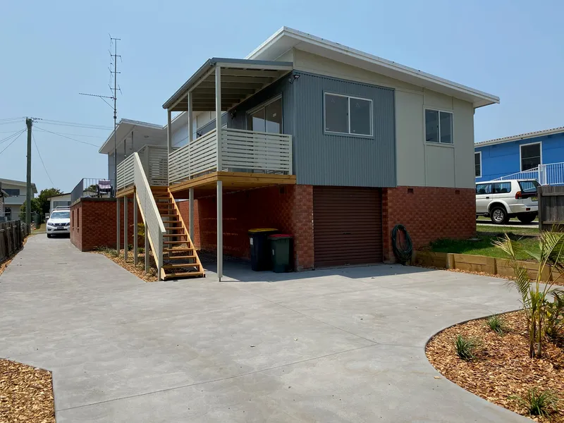 Do you enjoy fishing ?? This freshly renovated upstairs  unit is  only a stroll to the local wharf