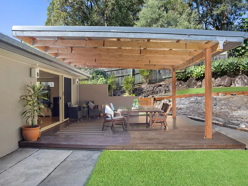 Newly renovated family home on rare 1096m2 private parcel in leafy Aroona