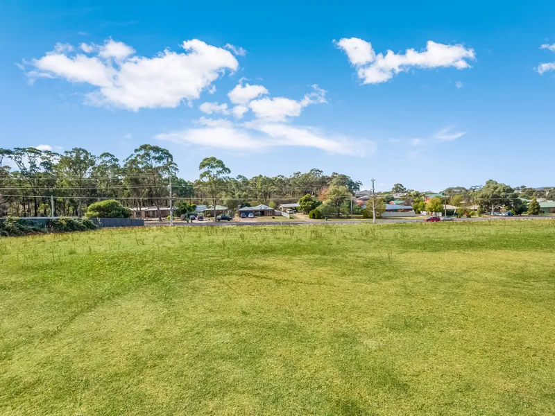 LARGER THAN NORMAL LAND KANGAROO FLAT..Close schools,transport,shopping