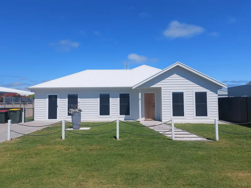 Coastal Paradise: Spacious Open-Plan Living Space