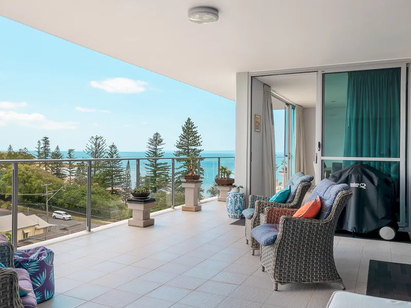 Spacious 3 bedrooms + Study with water views from the 7th Floor 