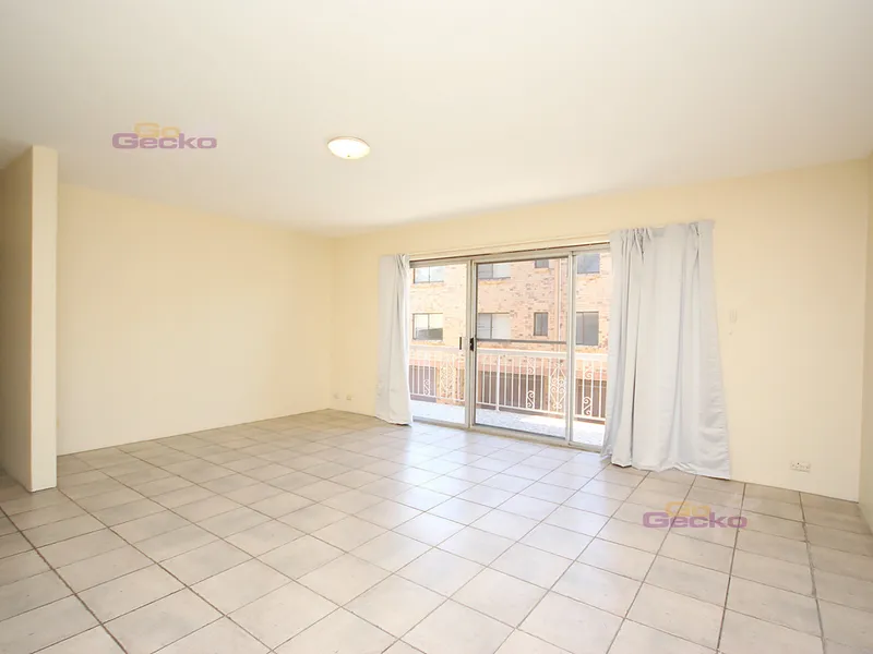 Huge Unit in Quiet Complex - Close to Everything