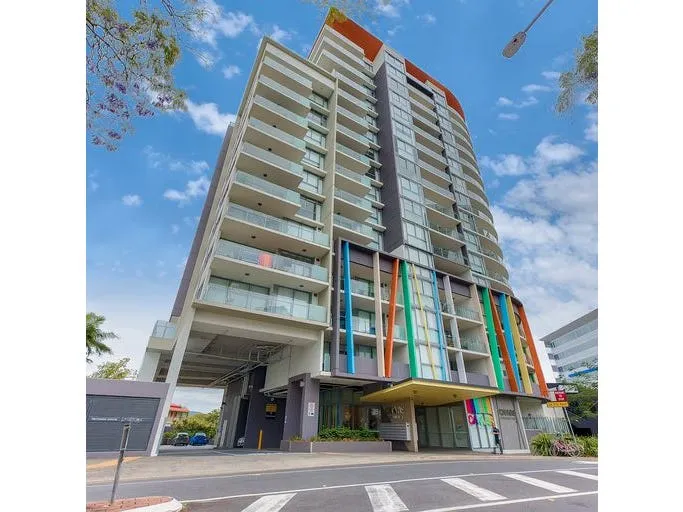 STUNNING ONE-BEDROOM IN THE HEART OF SOUTH BRISBANE WITH A CAR PARK!